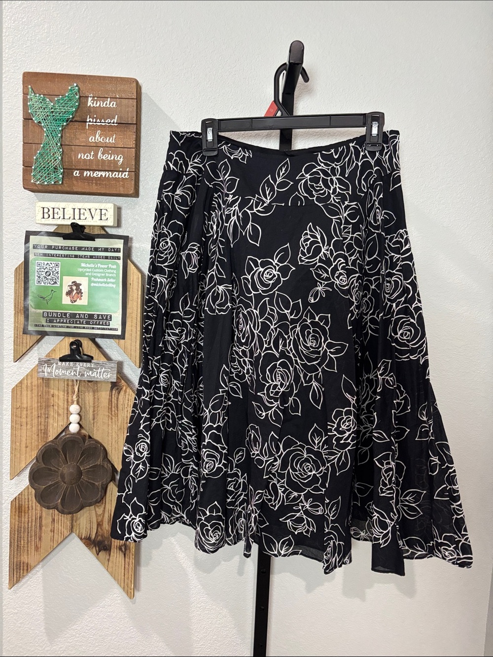 Jones New York A-line Full black Skirt with White Floral Outline sz 10 L26 W16